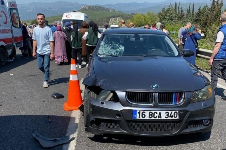 Bursa'da mezarlık ziyaretine giderken 2 kadına araba çarptı