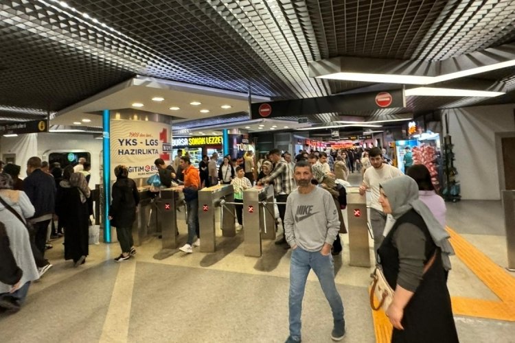 Bursa'da metro istasyonlarında insan trafiği