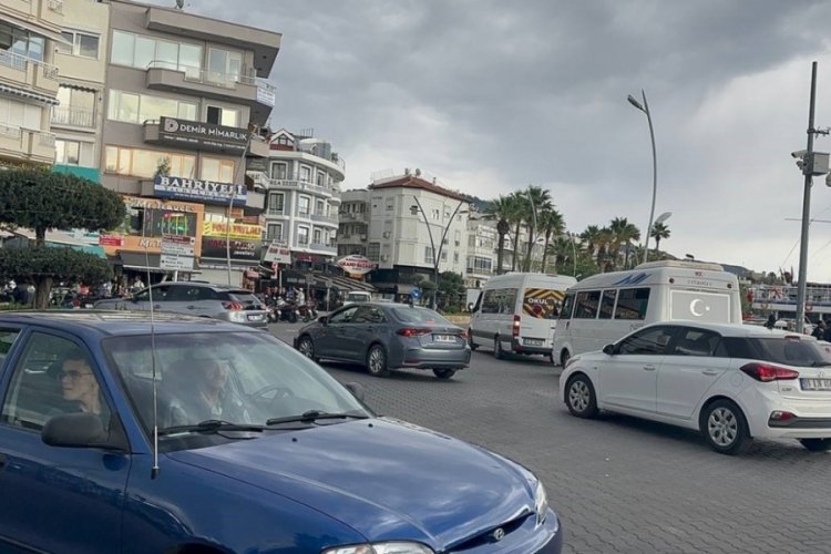 Marmaris'e bayram i&ccedil;in 4 g&uuml;nde 40 bin ara&ccedil; girişi oldu