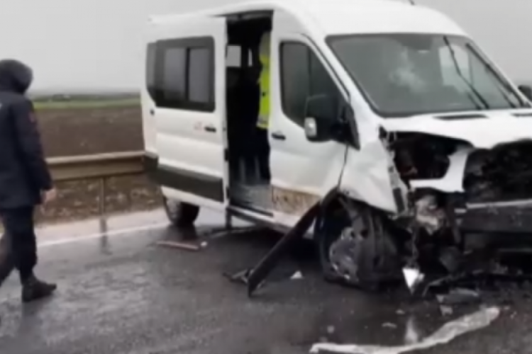 Diyarbakır'da otomobil ile minib&uuml;s &ccedil;arpıştı; 3 &ouml;l&uuml;, 2 yaralı