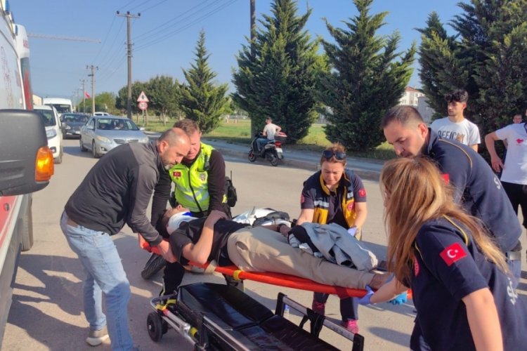 Bursa'da aynı anda 2 otomobille çarpışan motosikletin sürücüsü yaralandı