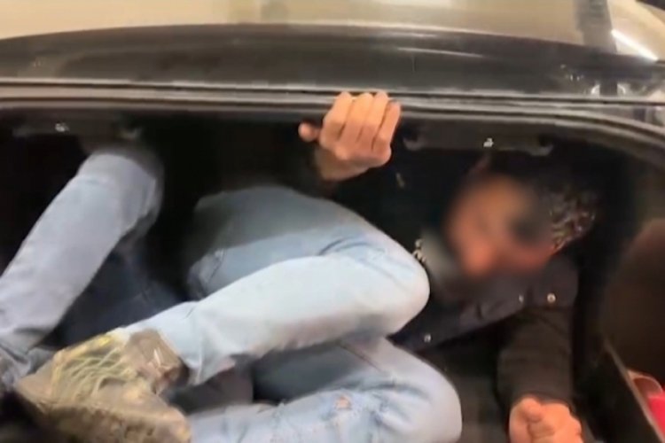 Edirne'de otomobilin bagajında ve i&ccedil;inde saklanmış toplam 3 ka&ccedil;ak g&ouml;&ccedil;men yakalandı