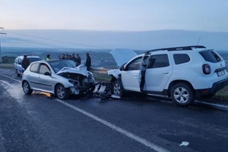 Diyarbakır'da otomobilin kafa kafaya &ccedil;arpıştığı kazada 4'&uuml; &ccedil;ocuk 9 kişi yaralandı