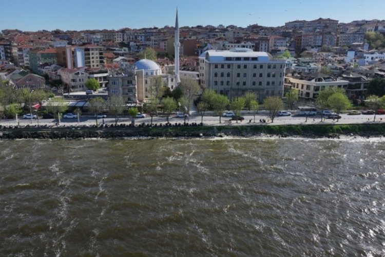 İstanbul'daki K&uuml;&ccedil;&uuml;k&ccedil;ekmece G&ouml;l&uuml;'n&uuml;n kıyı kesimlerinde renk değişimi yaşandı