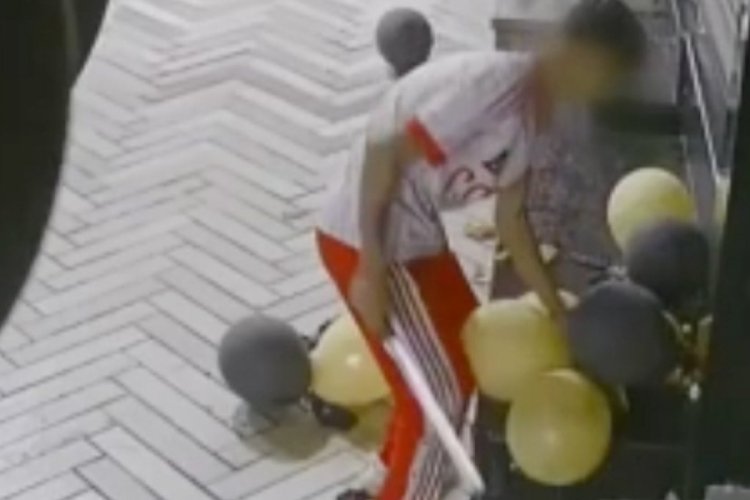 Kocaeli'de &ccedil;ocukların işyerine d&ouml;ner bı&ccedil;aklı saldırısı kamerada