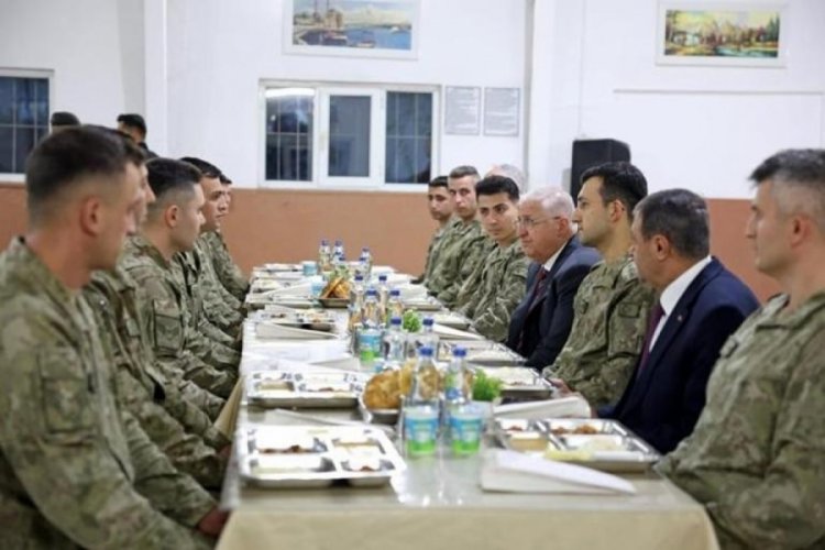 Bakan G&uuml;ler, ramazan ayının son iftarını askerlerle birlikte yaptı