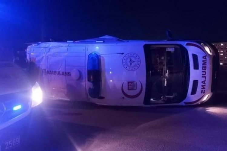 Silivri'de hasta almaya giden ambulans ile otomobil &ccedil;arpıştı