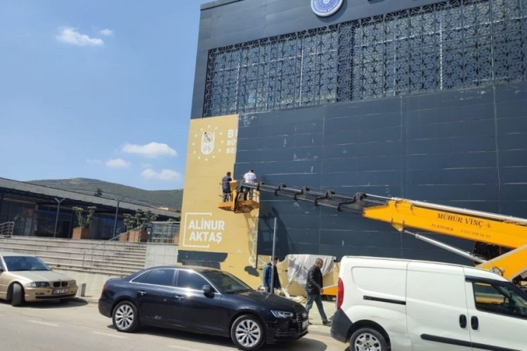 Bursa'da Büyükşehir binalarındaki Alinur Aktaş resimleri kaldırılıyor