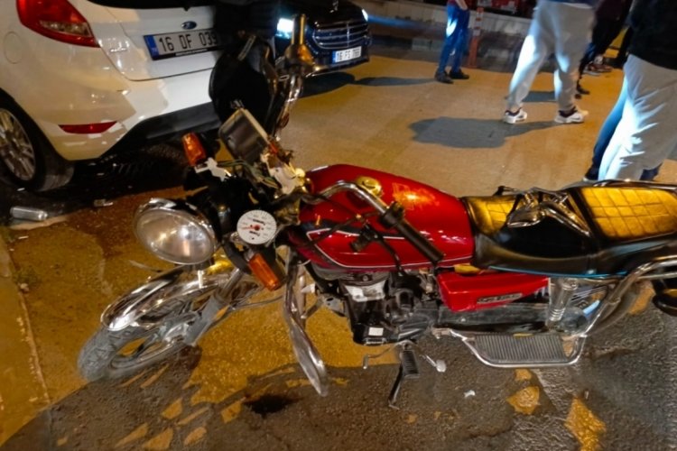 Bursa'da otomobile çarpan çocuk yaştaki motosiklet sürücüsü yaralandı