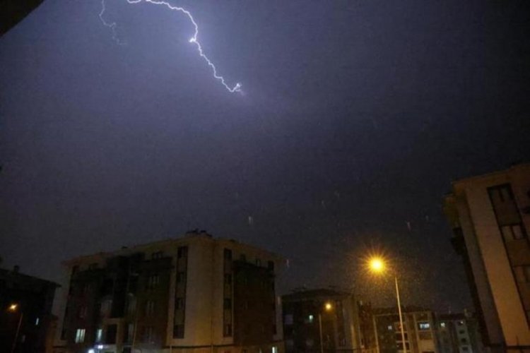 Elazığ ve Hakkari'de şimşekler geceyi g&uuml;nd&uuml;ze &ccedil;evirdi