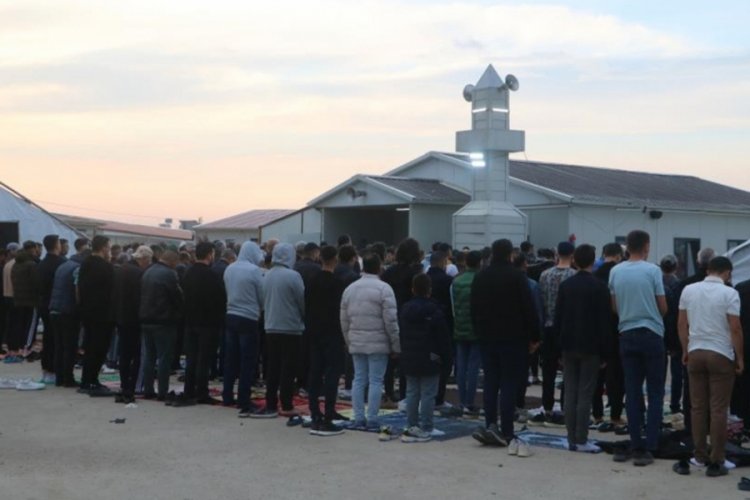 Depremzedeler konteyner camide bayram namazını kıldı