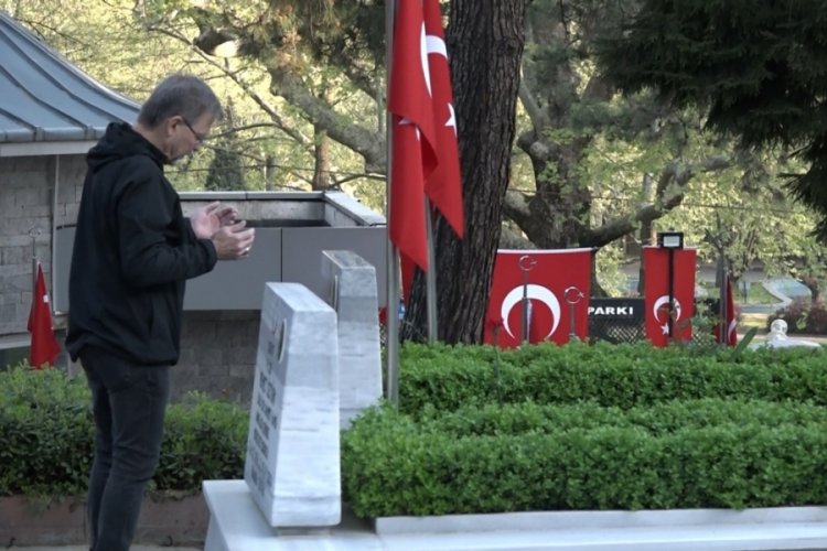 Bursa'da şehitlikte h&uuml;z&uuml;nl&uuml; bayram