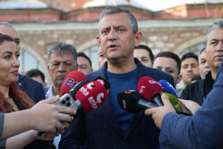 CHP lideri &Ouml;zg&uuml;r &Ouml;zel, bayram namazını memleketi Manisa'da kıldı