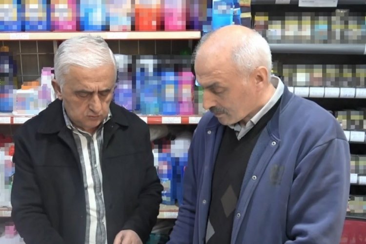 Osmanlı'daki 'zimem defteri' geleneğini yaşatan eski muhtar, bakkalın veresiye defterindeki bor&ccedil;ları &ouml;dedi