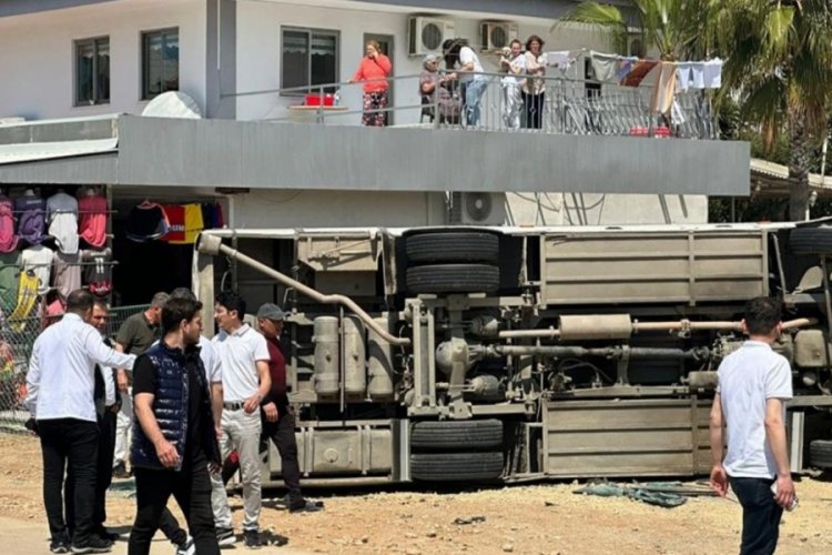 Otomobille &ccedil;arpışan otel servisi devrildi: 29 yaralı var
