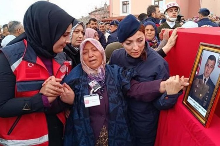 Şehit eşini 1 yaşındaki kızıyla uğurladı: Bug&uuml;n bizim bayramımız R&uuml;veyda