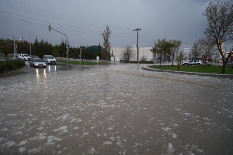 Niğde'de sağanak hayatı olumsuz etkiledi