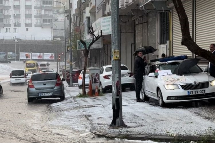 Gaziantep'te sağanak ve dolu yağışı hayatı olumsuz etkiledi