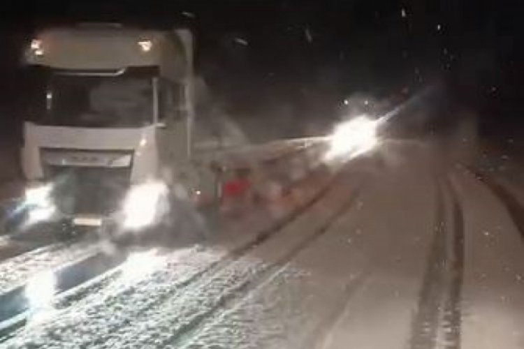 Van'da Tend&uuml;rek Ge&ccedil;idi'nde etkili olan kar yağışı s&uuml;r&uuml;c&uuml;lere zor anlar yaşattı