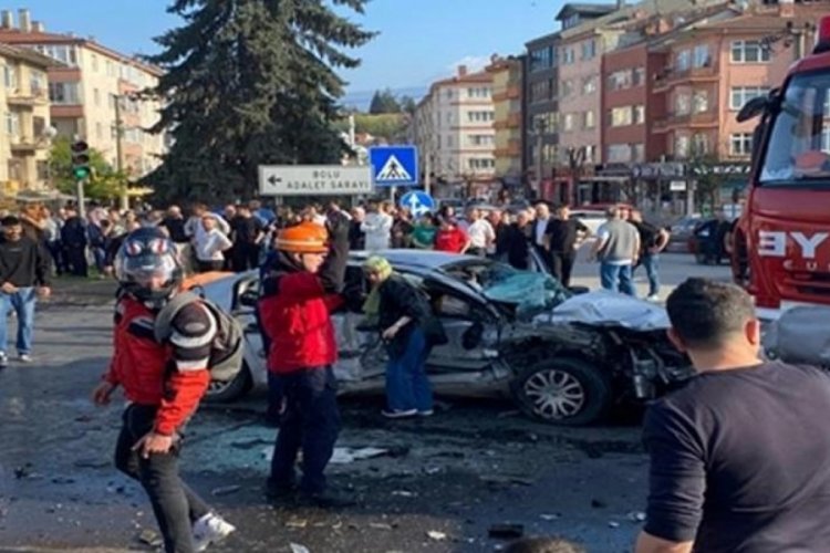 Bolu'daki kazada otomobil kağıt gibi ezildi: 2 &ouml;l&uuml;, 1 yaralı