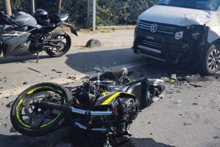 İstanbul'da minib&uuml;s motosikletle &ccedil;arpıştı! 2 kişi hayatını kaybetti