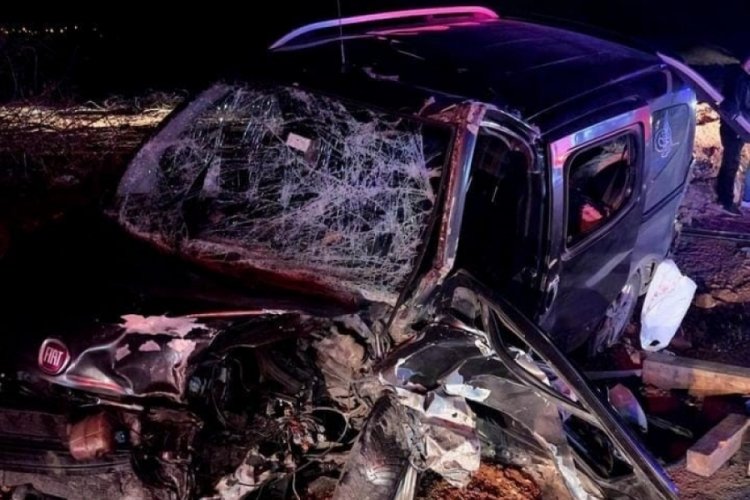 Tokat'ta iki otomobil kafa kafaya &ccedil;arpıştı: 1 &ouml;l&uuml;, 5 yaralı
