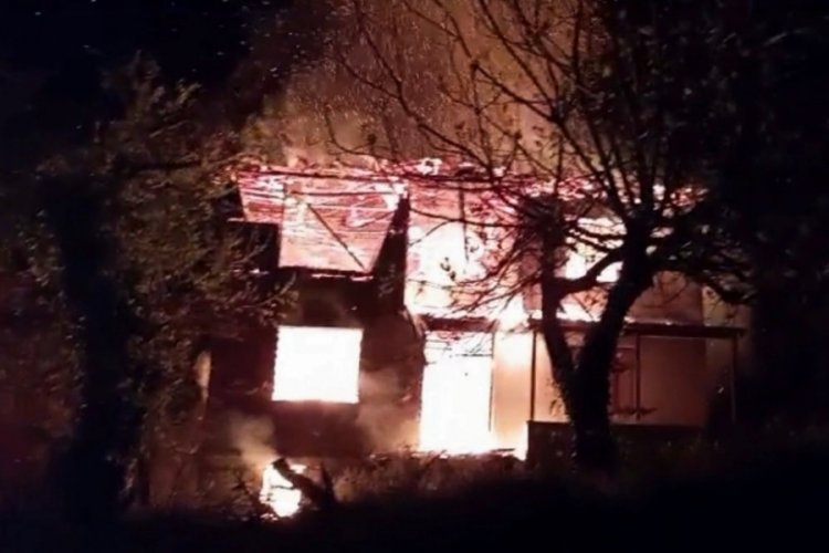 Sakarya'da elektrikli battaniyeden &ccedil;ıkan yangın evi alev topuna &ccedil;evirdi