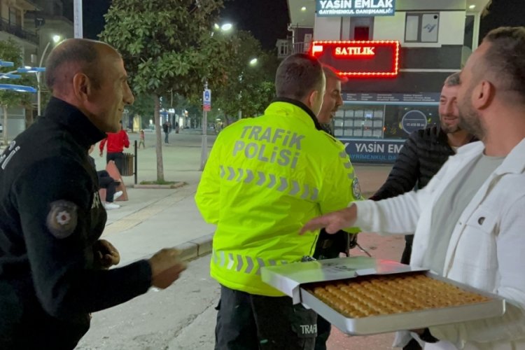 S&uuml;r&uuml;c&uuml;lere şeker ikramı yapan polise esnaftan baklava