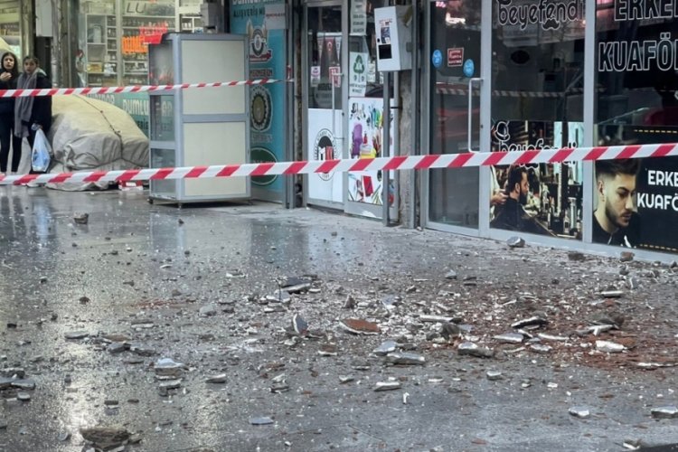 7 katlı binadan başına beton par&ccedil;ası d&uuml;şen kişi ağır yaralandı