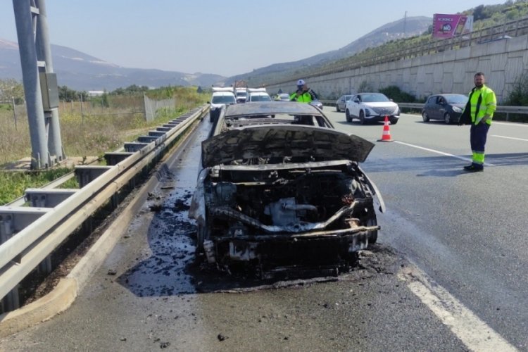 Bursa'da seyir halindeki otomobil alev alev yandı