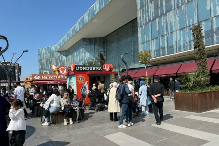 Bursa'da alışveriş merkezlerinde yemek sırası oluştu