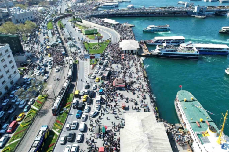 İstanbul Emin&ouml;n&uuml;'nde vapur sırası yoğunluğu!