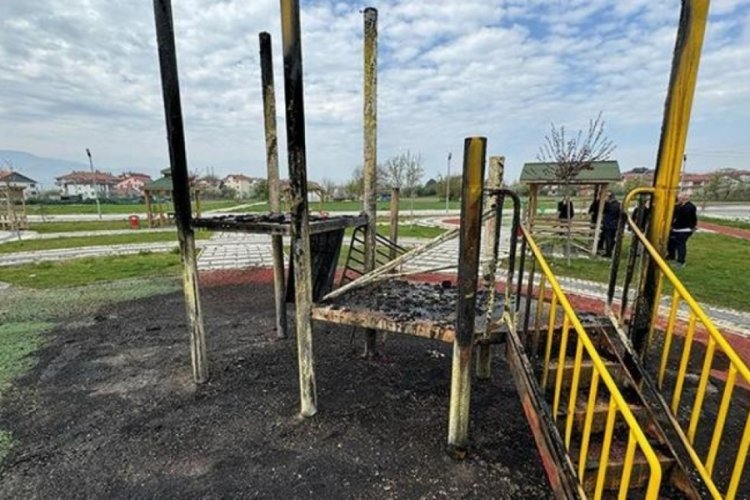 Bolu'da &ccedil;ocuk parkı kundaklandı!