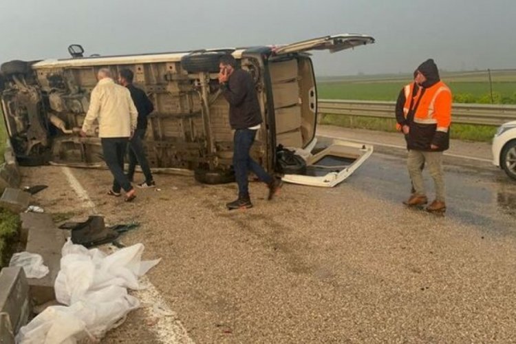 Adana'da minib&uuml;s devrildi: 1'i ağır 5 yaralı