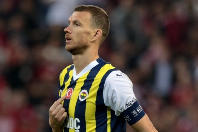 Olympiakos taraftarıyla tartışan Edin Dzeko trib&uuml;nlere T&uuml;rk bayrağını g&ouml;sterdi