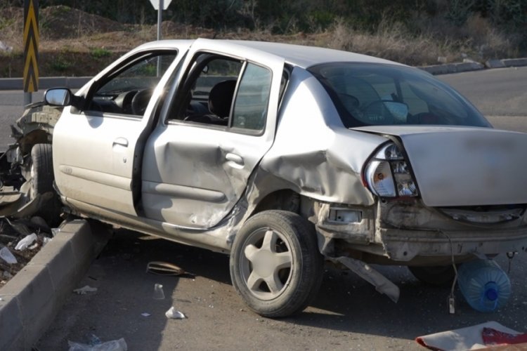 Kırıkkale'de iki otomobilin &ccedil;arptığı kazada aynı aileden 4 kişi yaralandı