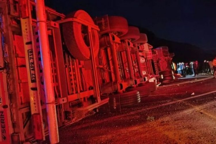 Şırnak'ta devrilen TIR'ın s&uuml;r&uuml;c&uuml;s&uuml; &ouml;ld&uuml;