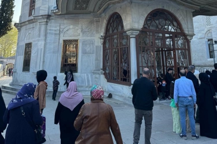 İstanbul'da vatandaşlar t&uuml;rbeleri ziyaret etti
