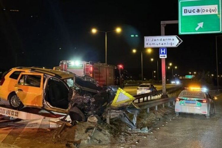 İzmir'de otoyolda taksi bariyere &ccedil;arptı: 1 &ouml;l&uuml;, 5 yaralı