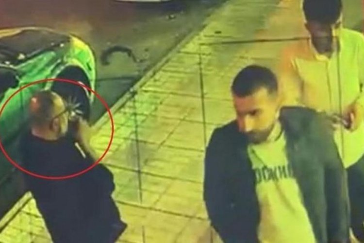 Rahatlığı 'pes' dedirtti! Silahla kahvehane basıldı, &ccedil;ayını i&ccedil;meye devam etti