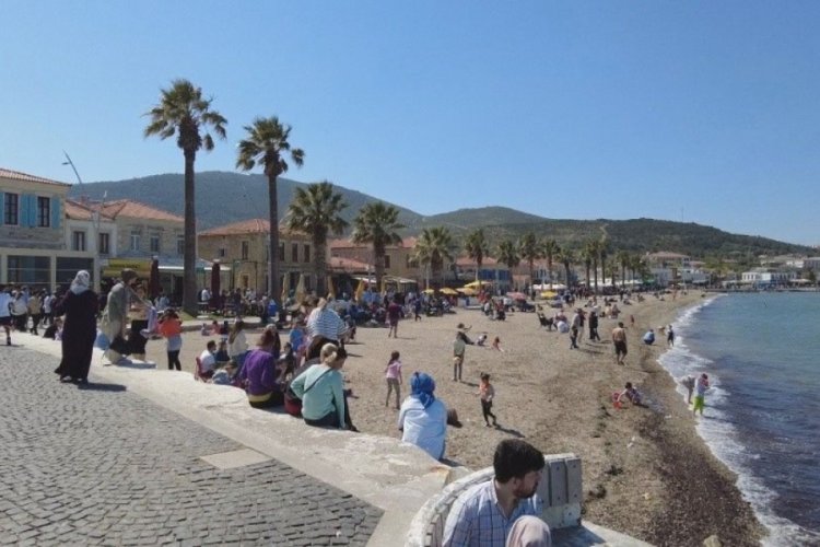 Tatilciler Fo&ccedil;a'ya akın etti