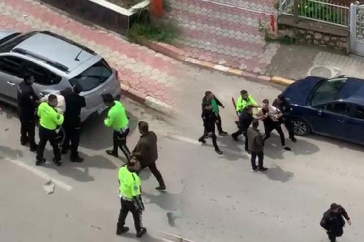 Ehliyetsiz ara&ccedil; kullanan kardeşine ceza yazan polisi bı&ccedil;akladı!