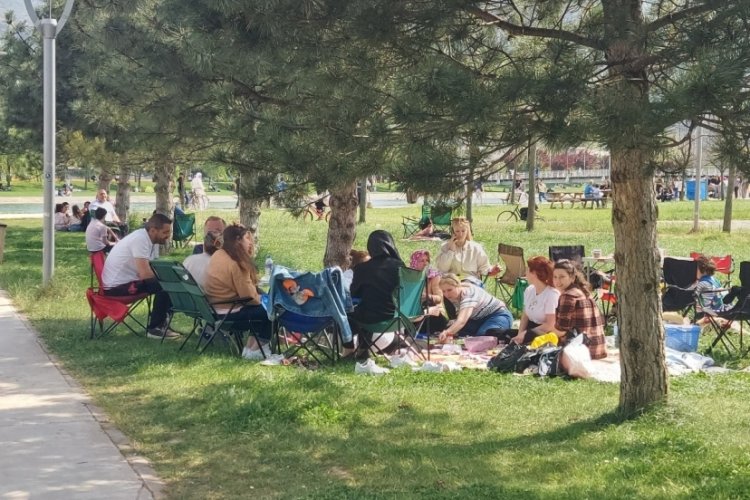 Bursa'da piknik yapamayan aileler parklara akın etti!