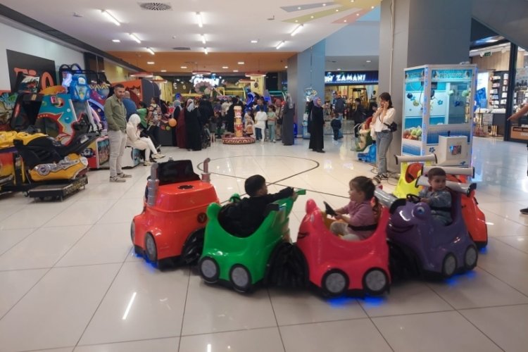 Bursa'da bayramın tadını &ccedil;ocuklar &ccedil;ıkardı