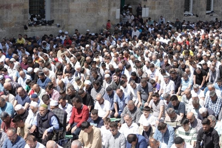 Bursa'da cuma namazında tarihi camiler doldu taştı