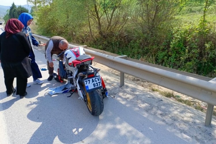 Bursa'da motosiklet otomobile arkadan çarptı 1'i ağır 2 yaralı!