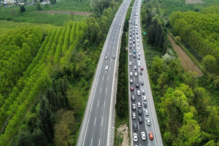 Otoyollarda d&ouml;n&uuml;ş hareketliliği başladı