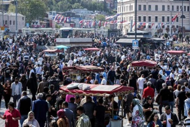 İstanbul'da g&uuml;zel havayı fırsat bilen sokaklara akın etti