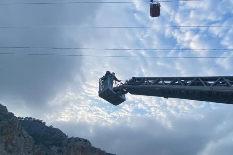 Antalya'da korku dolu anlar: Teleferik kabini d&uuml;şt&uuml;!