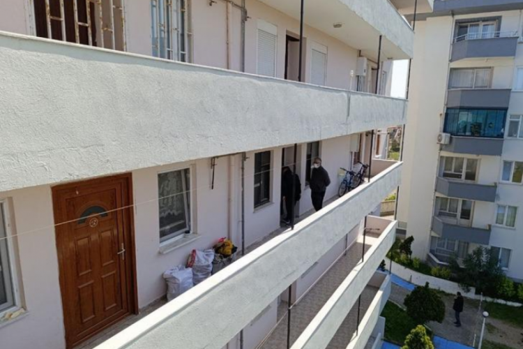 Tatil sitesinde &ccedil;&uuml;r&uuml;meye başlamış 2 erkek cesedi bulundu!